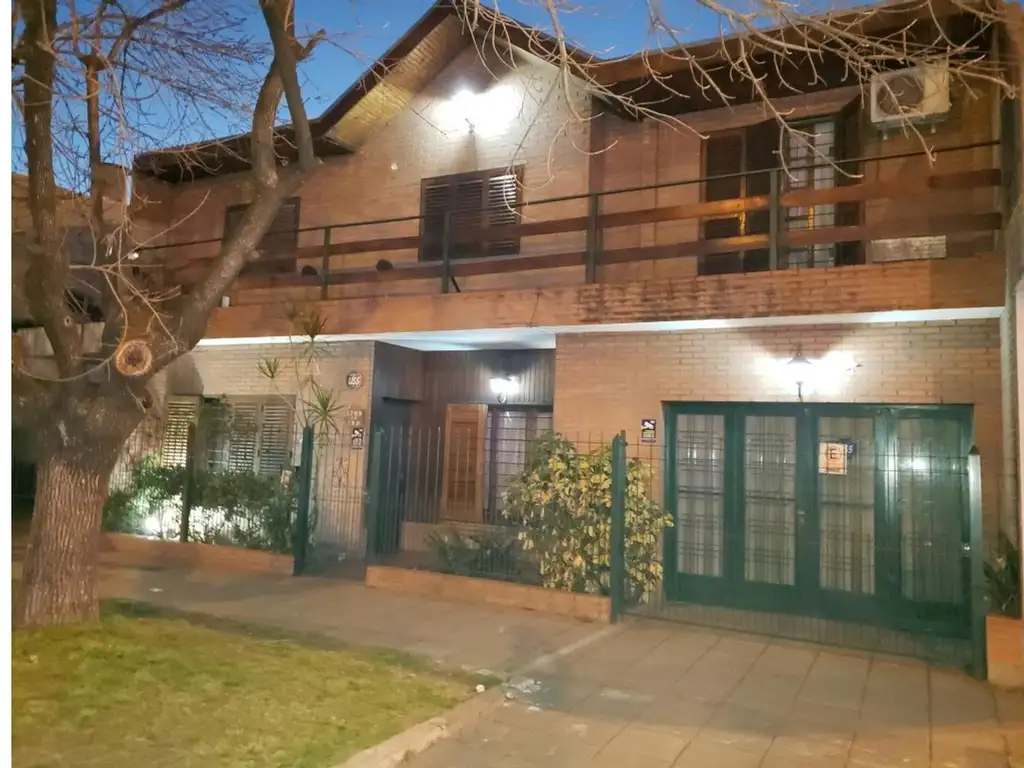 EXCELENTE CHALET DE 5 AMBIENTES CON COCHERA, Y FONDO CON PIL