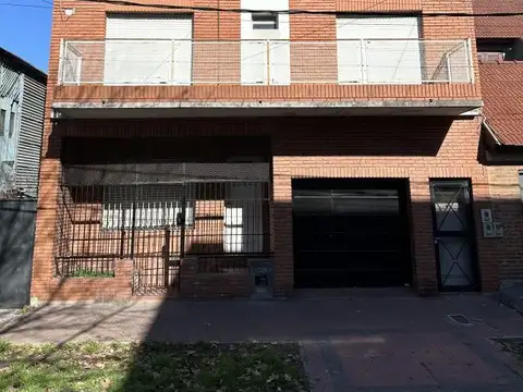 Casa en dos plantas con fondo. Ideal dos flias.