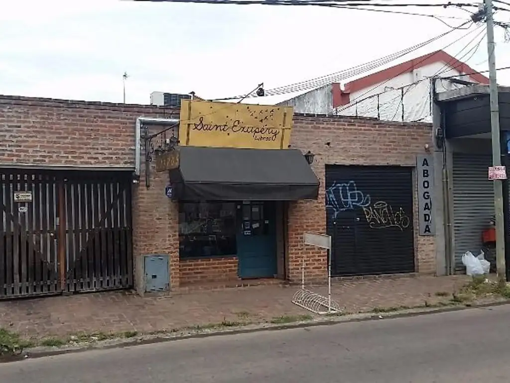 CASA CON LOCALES