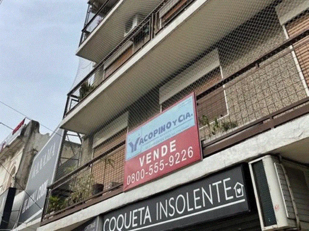 Semipiso al frente 4 ambientes con dependencia. Luminoso con excelente ubicación