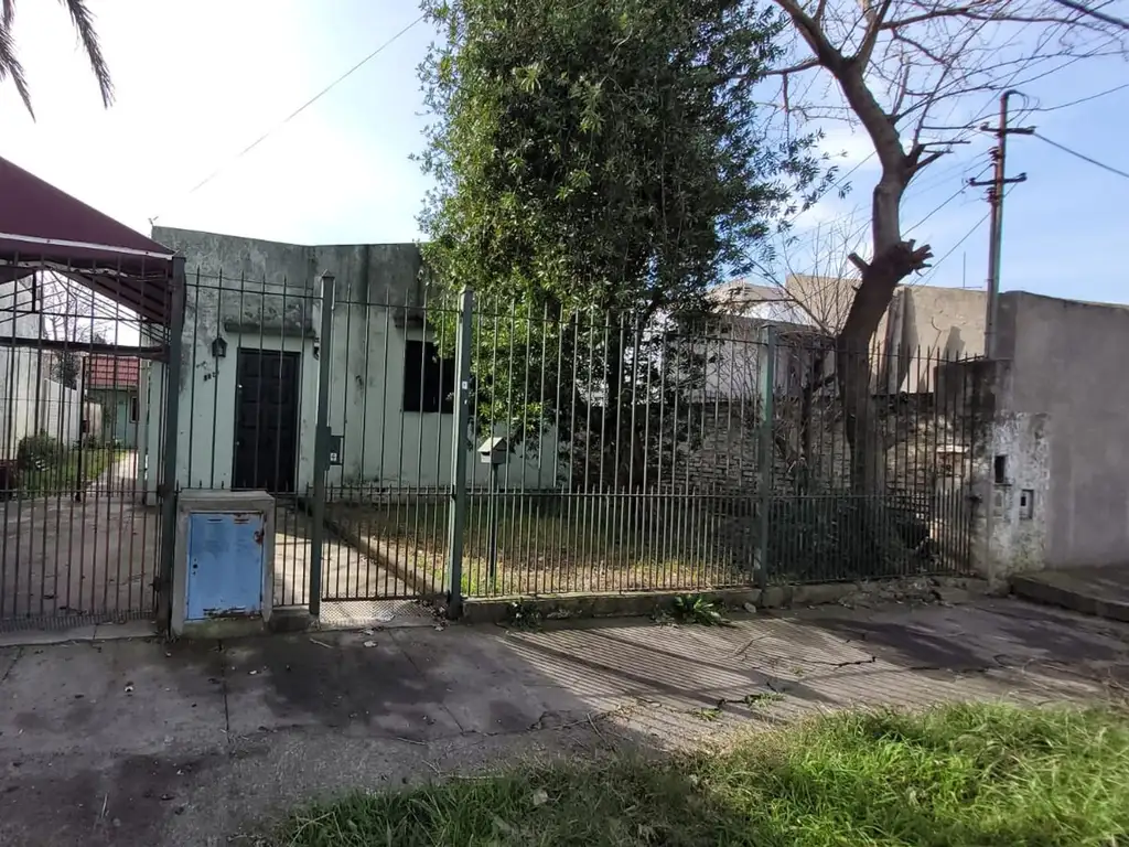 VENTA. AMPLIO LOTE CON CASA A REFACC. SARANDI