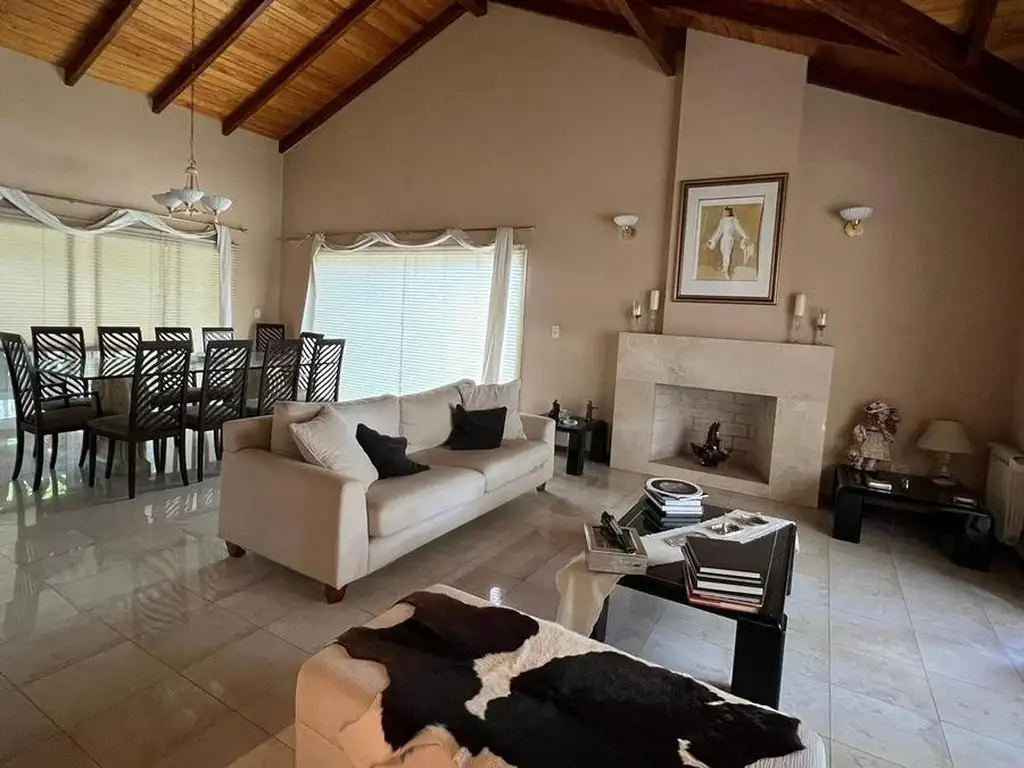 Venta! ¡Casa en  Lomas de la Carolina - Lote central!