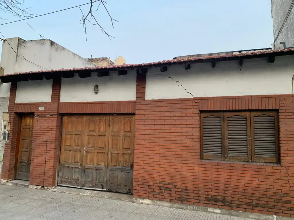 LOTE PROPIO APTO DOS FAMILIAS - EN VENTA CON GARAJE TERRAZA Y QUINCHO - EN BUEN ESTADO