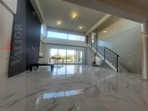 Excelente casa, 5 ambientes a estrenar. Tomo departamento en parte de pago.