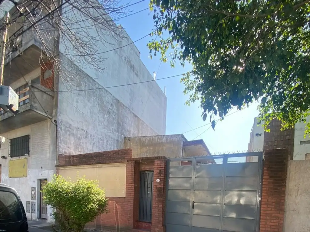 VENTA CASA A RECICLAR LOTE PROPIO PQUE AVELLANEDA