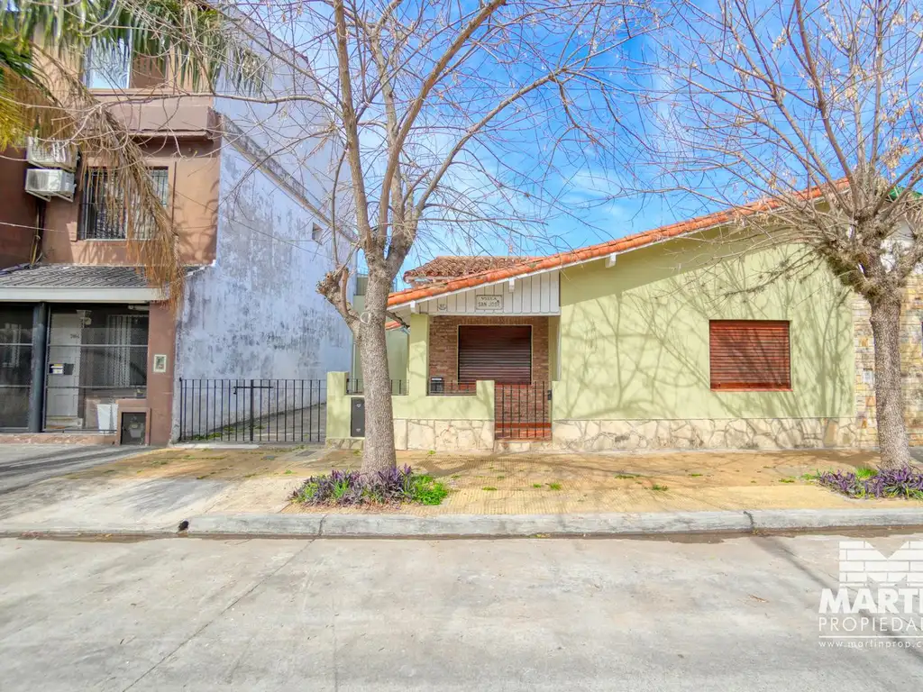 Casa en 1 planta 3 ambientes con cochera y patio. Cerca de la plaza de Martínez.