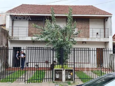 OPORTUNIDAD     - Duplex de 3 dormitorios - para actualizar -