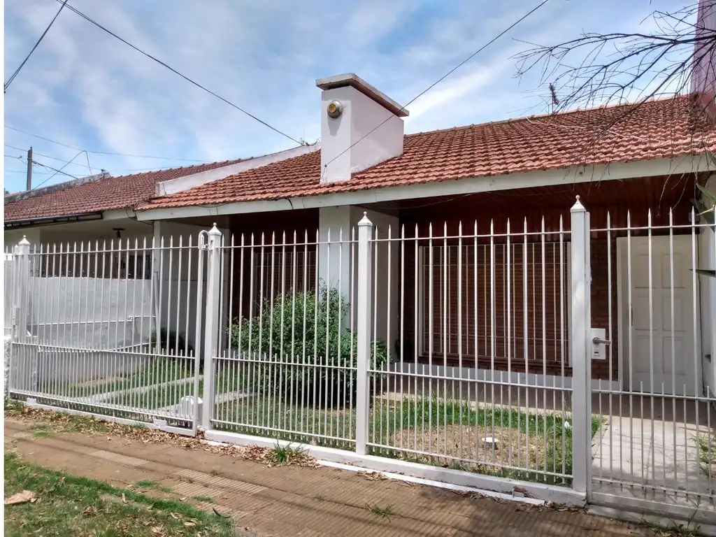 Casa en venta de 3 ambientes. Llavallol