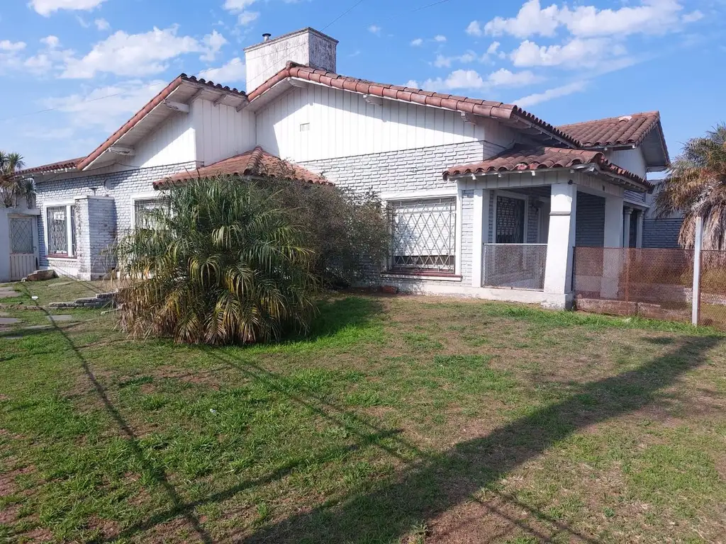 VENTA CASA 3 AMB LOTE 500 M2 QUILMES ESTE SOBRE AV MITRE