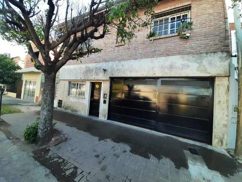 Casa 3 dormitorios, cochera doble y jardín en calle Dean Funes 3216 de Rosario