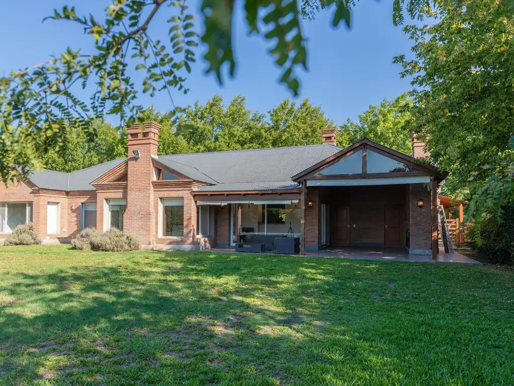 EN VENTA - CASA TRES DORMITORIOS CON PISCINA- LOS ALAMOS CLUB DE CAMPO