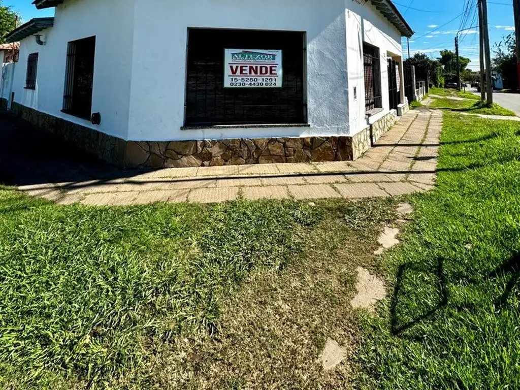 Casa en esquina Zeballos - Pilar centro