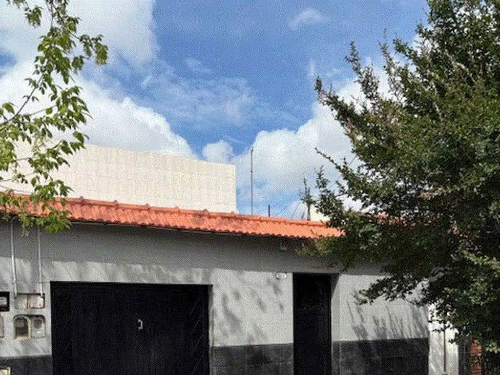 EXCELENTE PH TIPO CASA 138 m2tot. ENTRADA INDEPENDIENTE CON COCHERA CUBIERTA  Y TERRAZA PROPIA