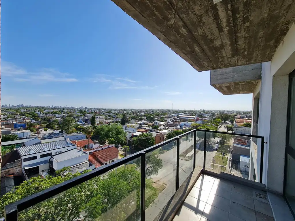 SEMIPISO ALTO, LUMINOSO Y AMPLIO, EXCELENTE RELACION PRECIO CALIDAD   TERRAZA COMUN CON ASADOR