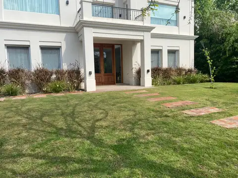 Casa en Barrio El Encuentro. Dos plantas en 1100m2. 5 ambientes. Impecable diseño y construcción.