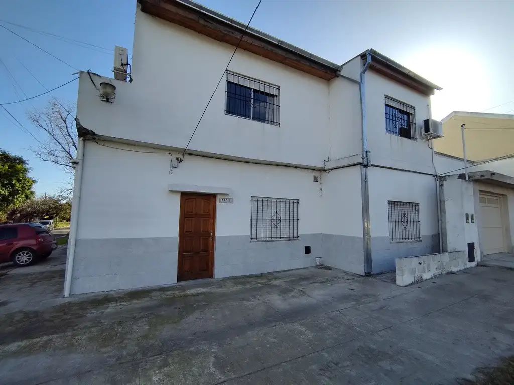 PH DE 3 AMBIENTES EN PLANTA BAJA AL FRENTE CON PATIO.73M2. LLAVALLOL.