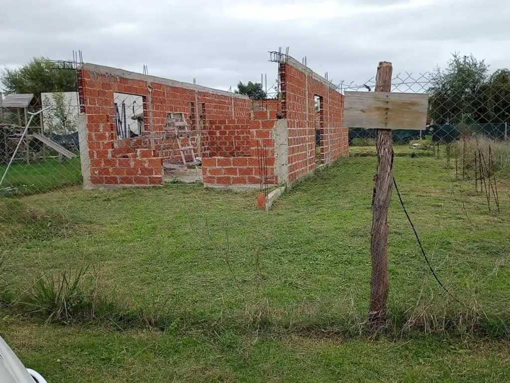 Lote con mejoras y construcción comenzada