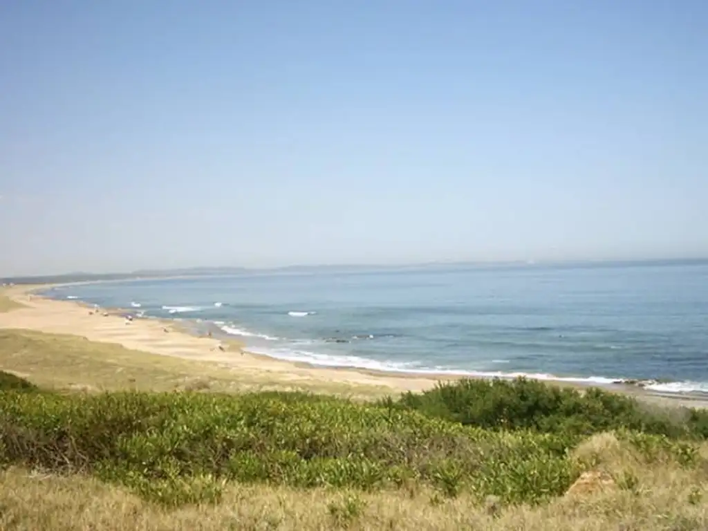 Excelente Terreno con 500 m de frente al mar a media hora de Punta del Este