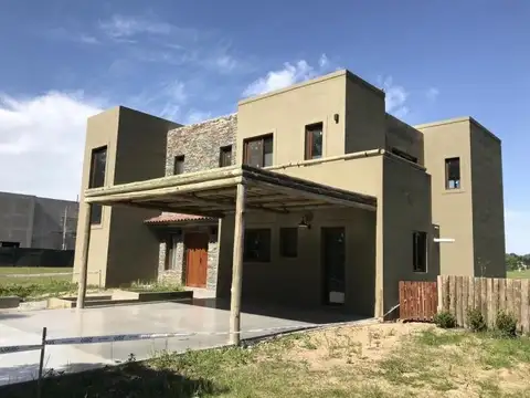 Casa en Venta - 4 dormitorios - USD 590.000