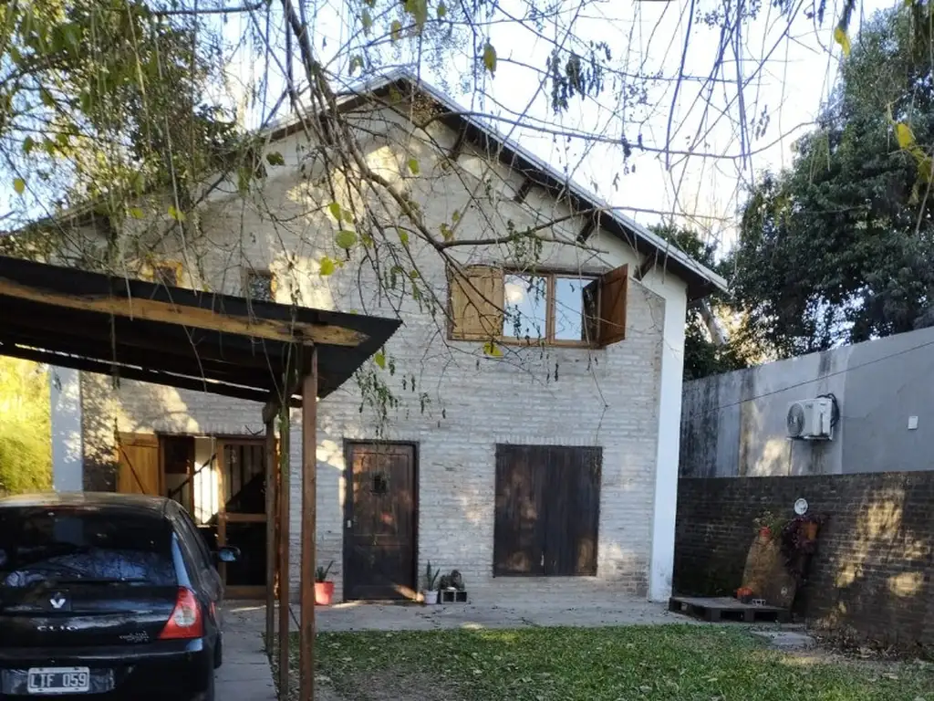 lindisima casa con tres habitaciones, una en suite. parrillero y jardín