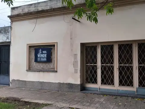 Casa con patio, cochera, terraza, 2 dormitorios y lavadero.