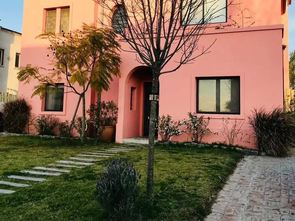 Venta casa 4 amb con piscina. B° Santa Teresa. Villanueva