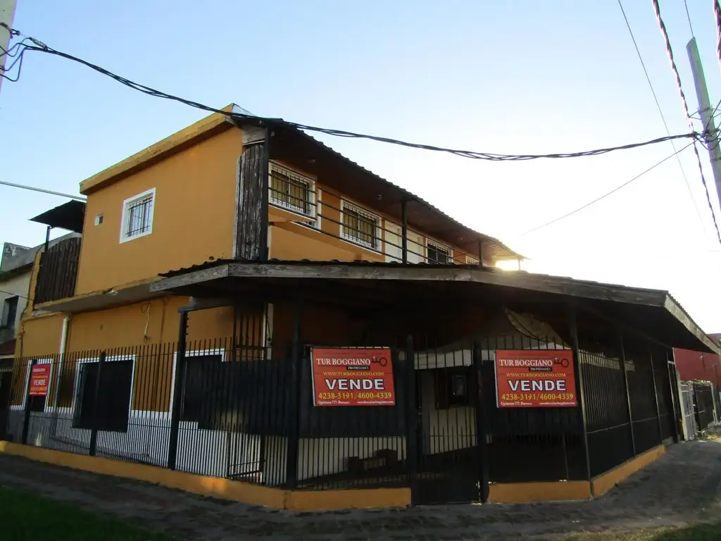 VENTA DE CASA Y DEPTOS. EN UN MISMO LOTE