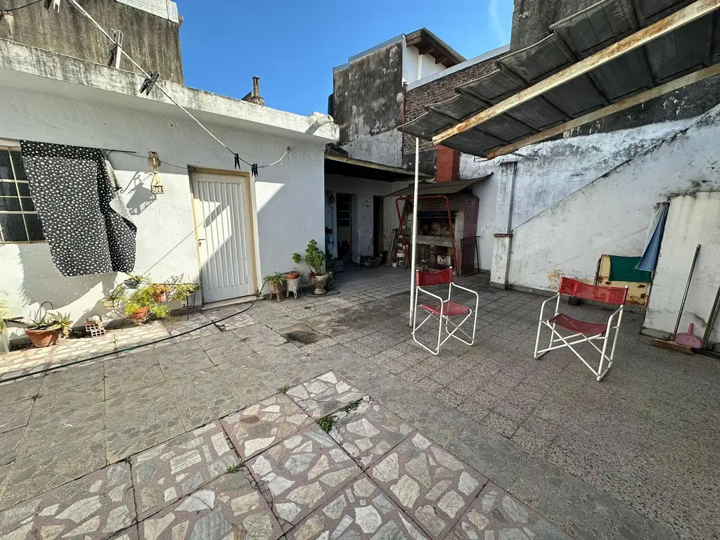 VENTA - CASA DE PASILLO ÚNICO A RECICLAR CON PATIO Y TERRAZA - ABASTO