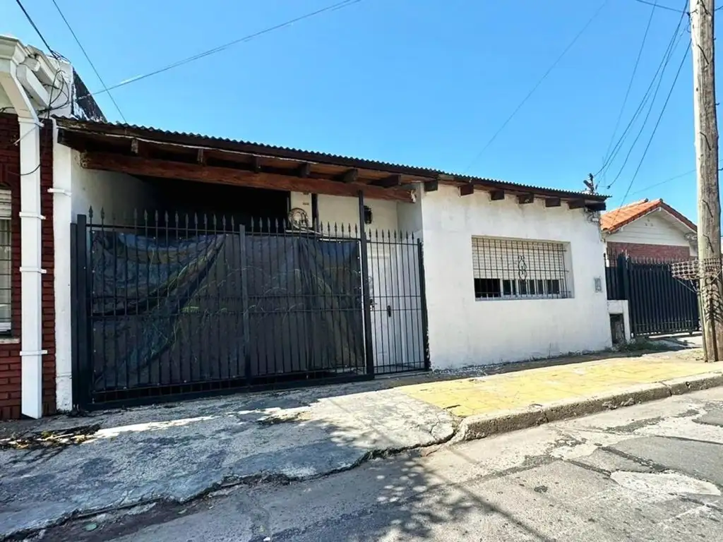 Casa en planta baja a reciclar. Excelente ubicación