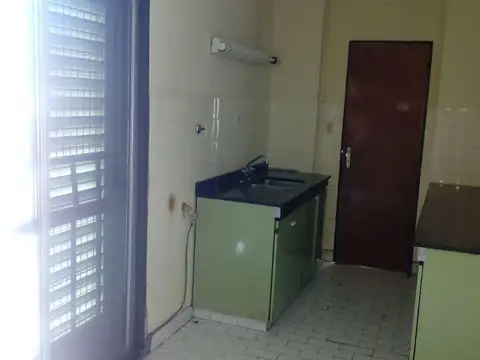 Vendo departamento en pleno centro con cochera. Se permuta