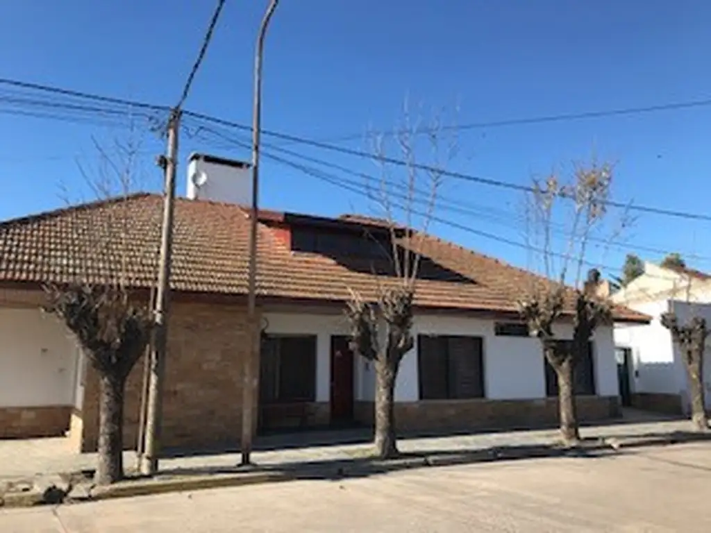 Casa en muy buen estado, amplia con todos los servicios!