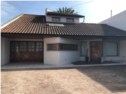 Casa en venta - 3 Dormitorios 2 Baños - Cocheras - 520Mts2 - Mar del Plata