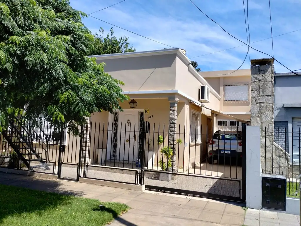 VENTA CASA TRES AMBIENTES EN PLANTA BAJA EN CONJUNTO CON DEPTO EN PRIMER PISO,  EZPELETA.