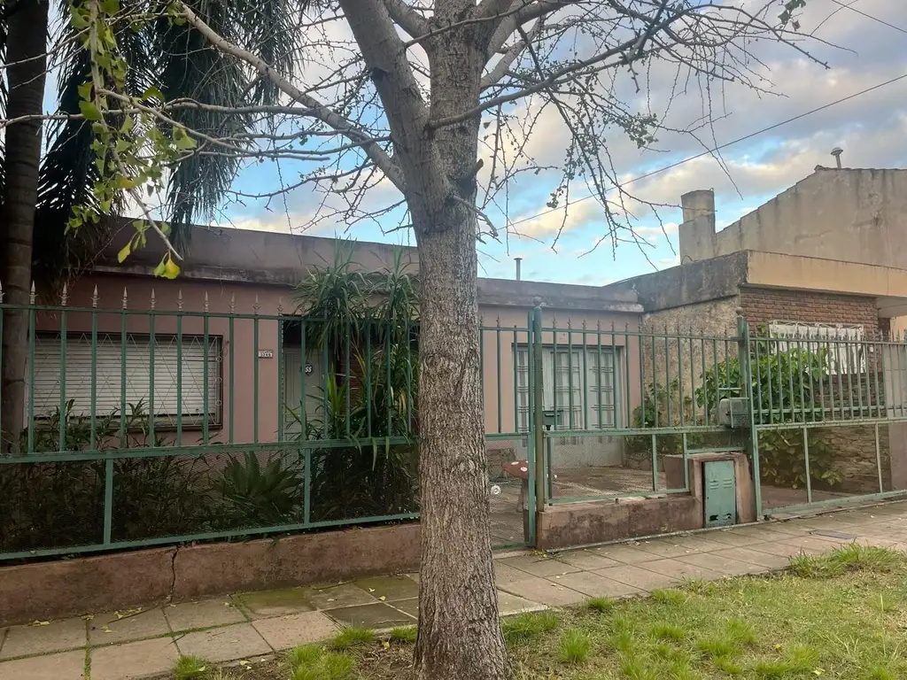 Castelar Norte Casa americana sobre lote 504 mts