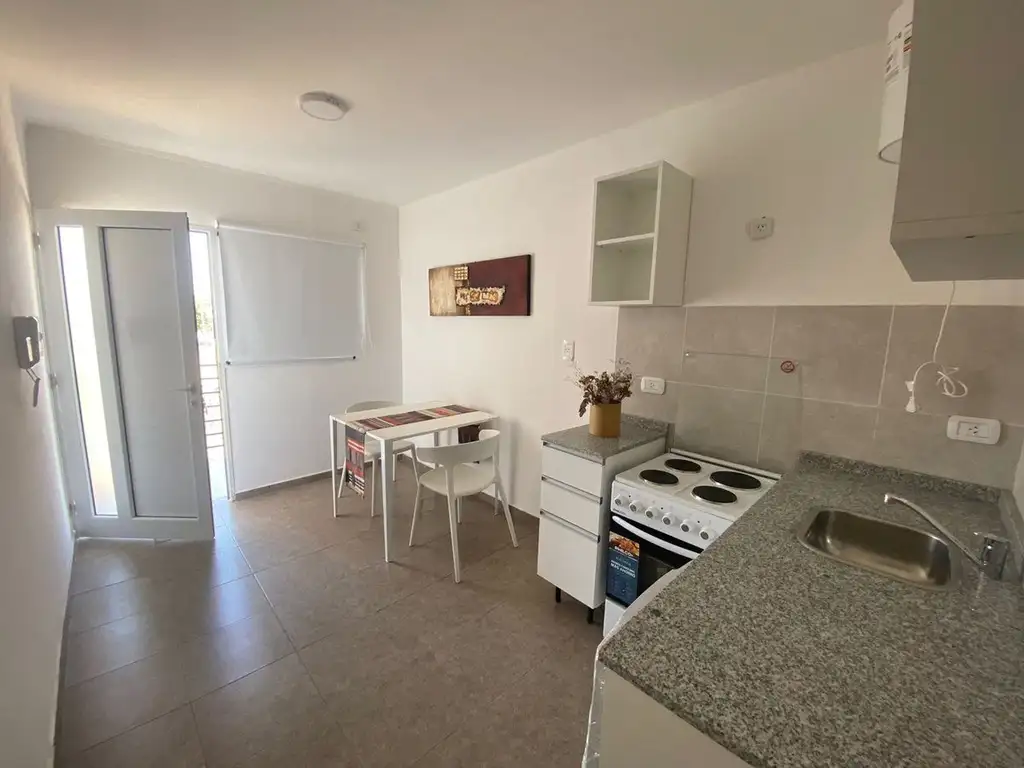 VENTA / DEPARTAMENTO AMOBLADO / COCHERA