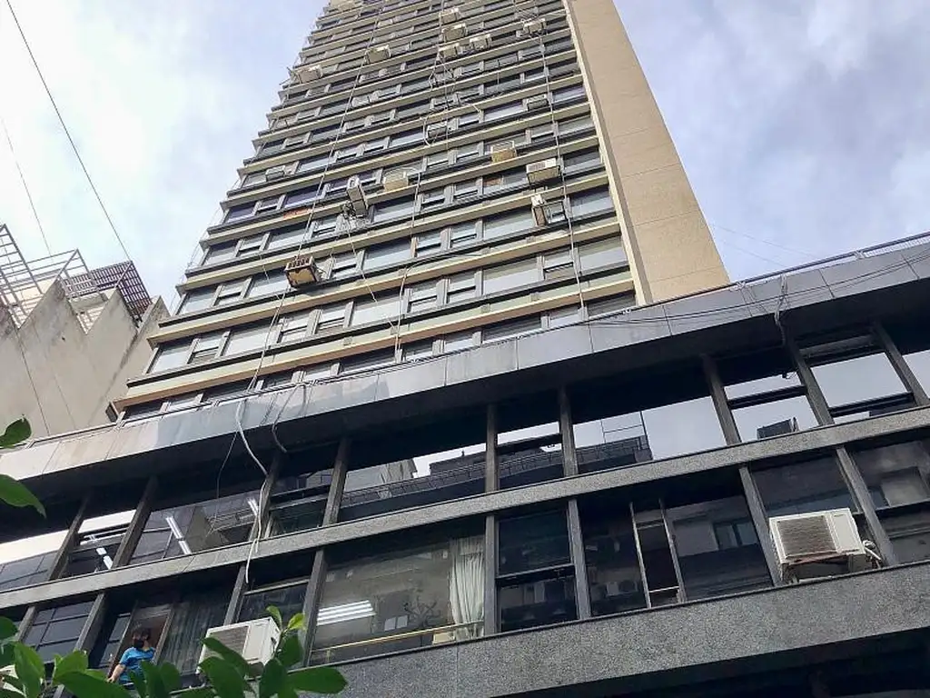 Oficina de 223 m2 en el centro en alquiler. Piso alto, muy luminosa