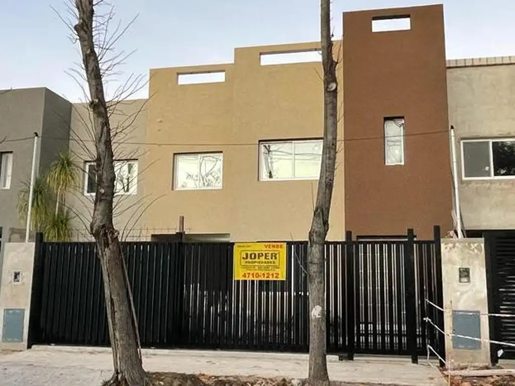 EXCELENTE CASA 4 DORMIT (2 SUITS) A ESTRENAR EN INMEJORABLE UBICACION.