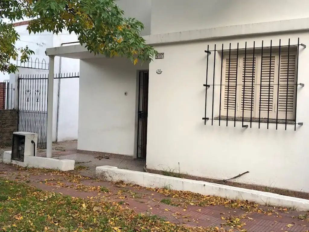 CASA a 3 cuadras de GARIBALDI y 4 de LUZURIAGA-