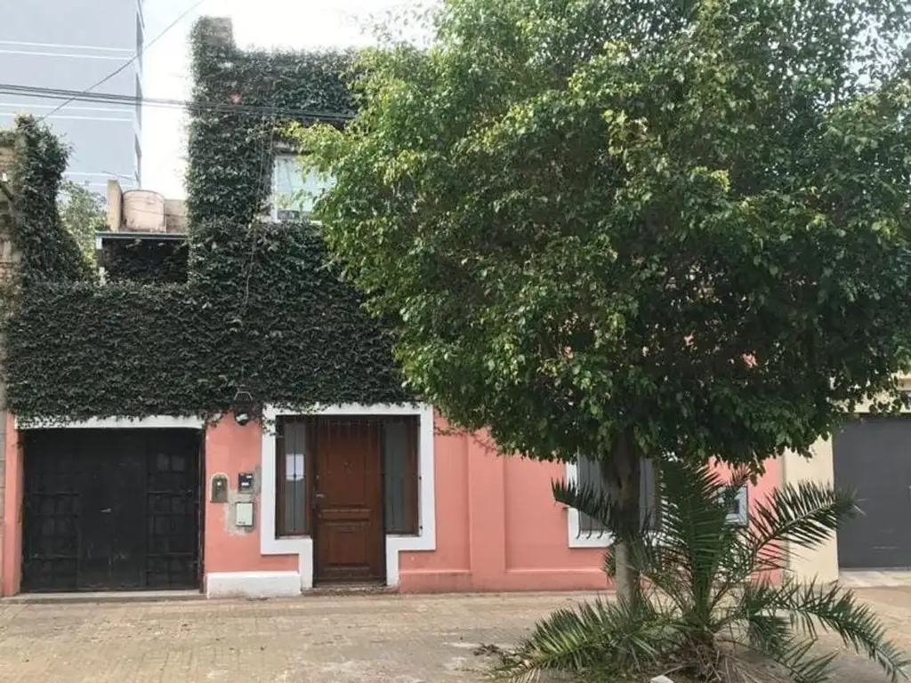 Casa en venta. Dos unidades funcionales. Inversión. PERMUTA POR PROPIEDAD EN BARADERO