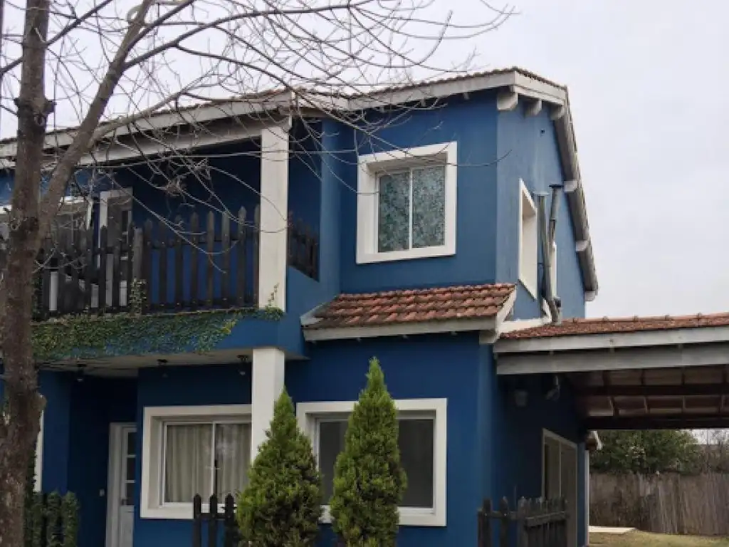 CASA EN DOS PLANTAS- CUATRO DORM.-CUATRO BAÑOS- PILETA- COCHERA PARA VARIOS VEHÍCULOS