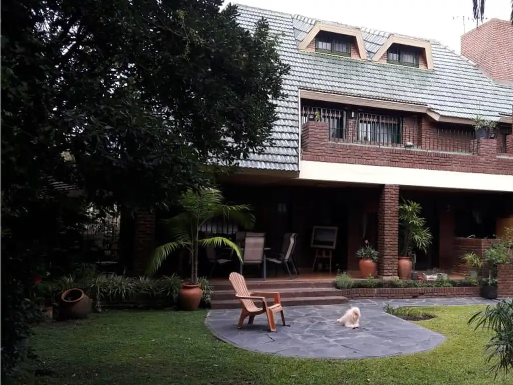 EXCELENTE CASA ESTILO CLÁSICO DE LADRILLO A LA VISTA EN INME