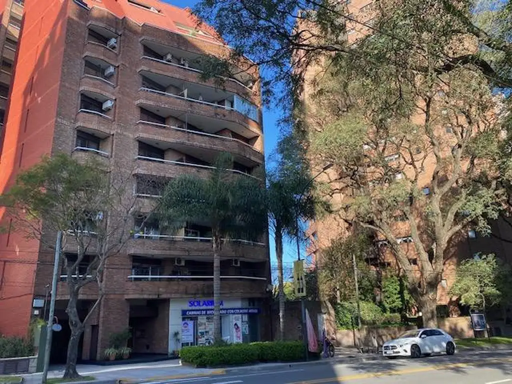 Venta de Departamento en La Lucila, 3 ambientes, dependencia,  excelente estado