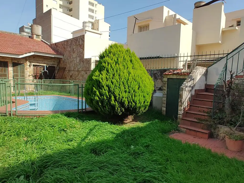 Casa en Echesortu con pileta y cochera