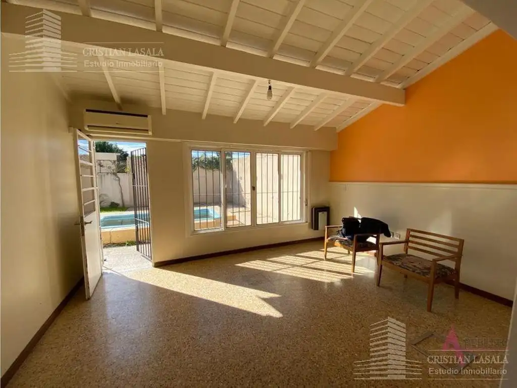 En Venta chalet 3 Ambientes desarrollado en una planta ubicado en San Antonio de Padua.