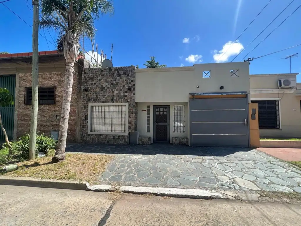 Casa en venta de 3 ambientes con cochera en Quilmes Este.