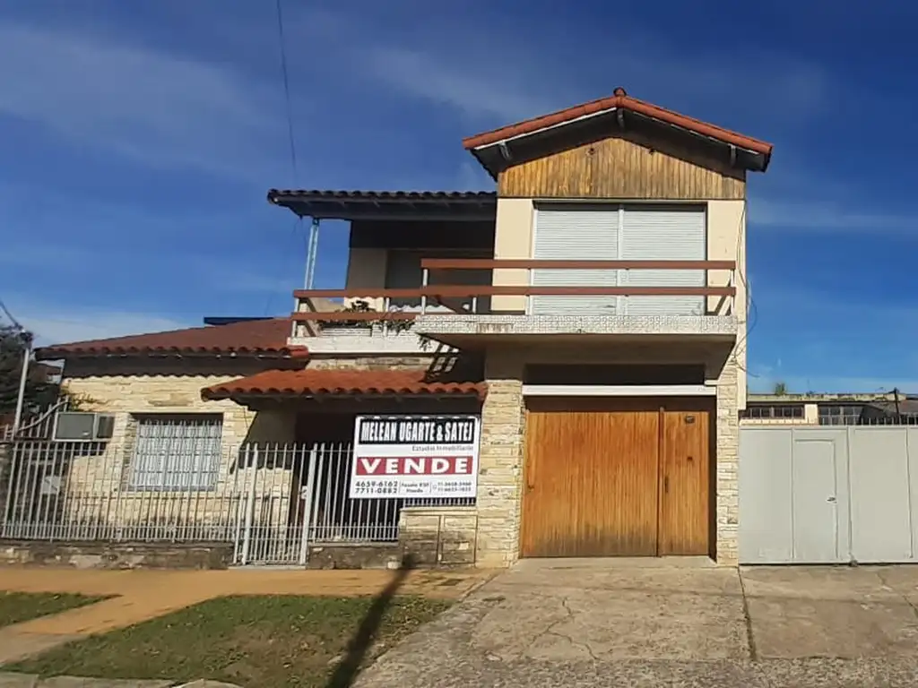 OPORTUNIDAD - CASA 3 AMB  + DEPARTAMENTO 3 AMB + GALPON CON PLAYON ESTACIONAMIENTO