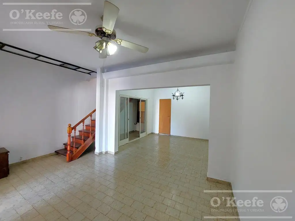 Casa 3 ambientes, con patio en venta en Quilmes. Apto Crédito