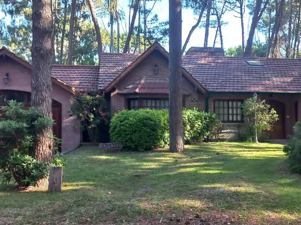 HERMOSA CASA DE 4 AMBIENTES EN PINAMAR A LA VENTA, GRAN PARQUE CON PARRILLA