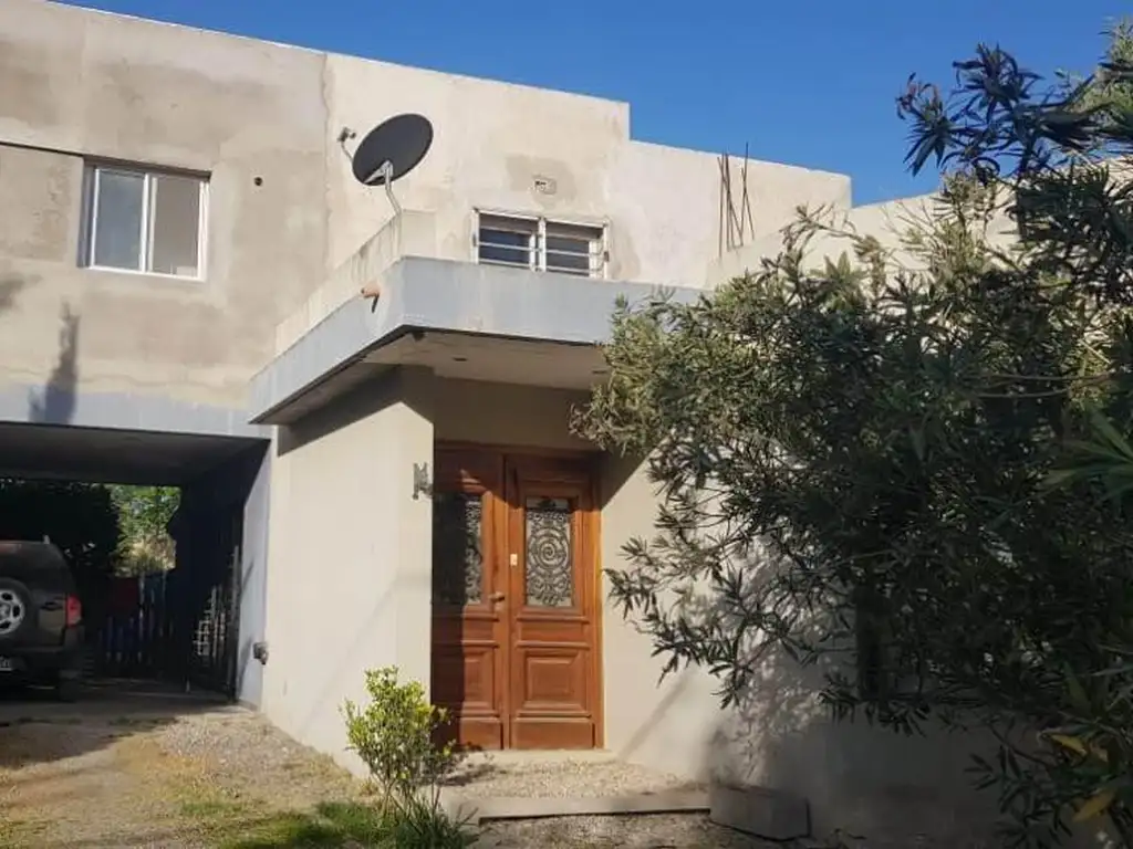 Casa venta Barrio Bosques de San Vicente 3 dorm jardín galería parrilla SEGURIDAD SUM