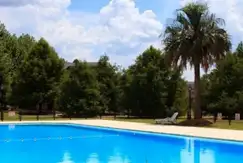Áreas comunes piscina, club-house, juegos en Barrio Privado Sausalito en G.B.A. Zona Norte